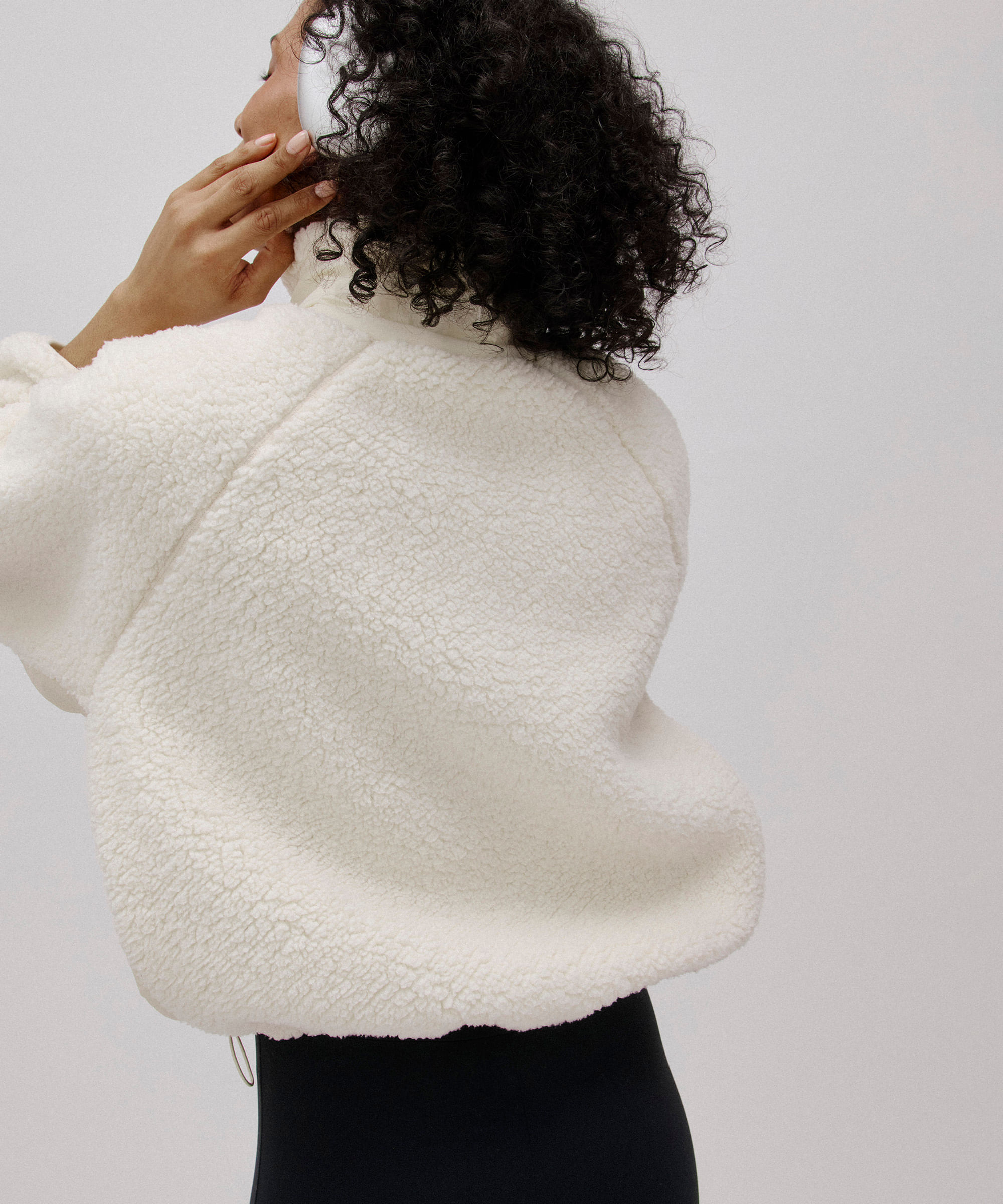 jaqueta feminina sherpa tech off white | Loja Ace
